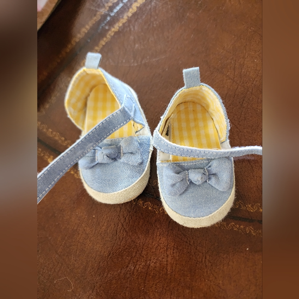 Baby shoes size 0 to 6 mo